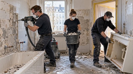 Handwerker beim Rückbau eines alten Badezimmers