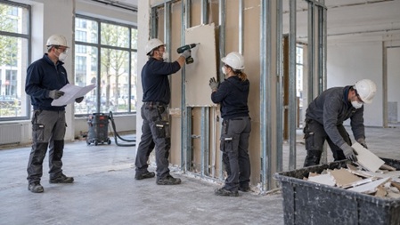 Mitarbeiter beim Rückbau einer Trockenbauwand